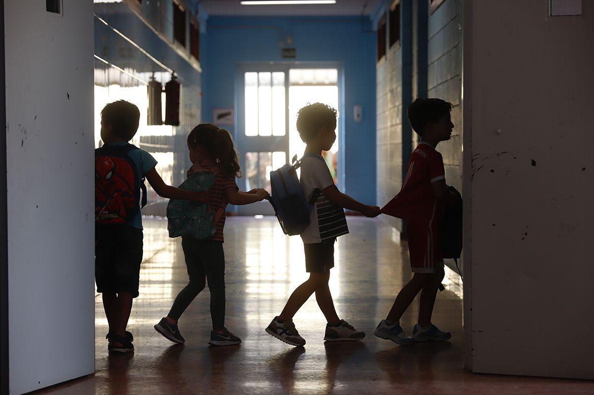 Alumnos en fila camino a clase.