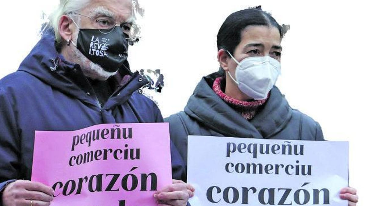 Asistentes a la concentración de ayer en la plaza del Humedal. | Juan Plaza