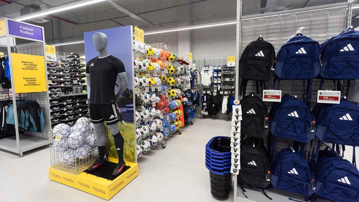 Espacio dedicado al fútbol en la nueva tienda Decathlon en el centro comercial Splau.