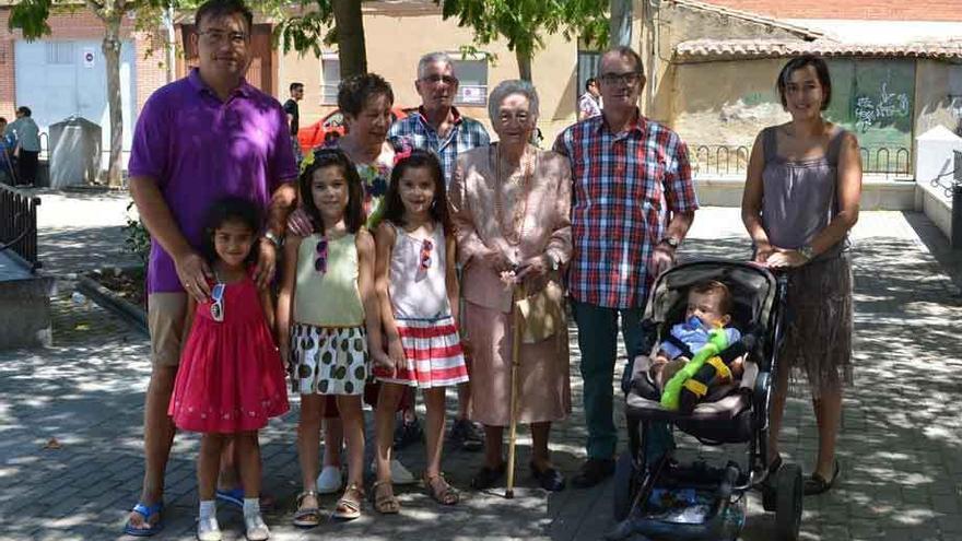 Parte de la familia de Efigeria acompañó a la mujer en su homenaje.