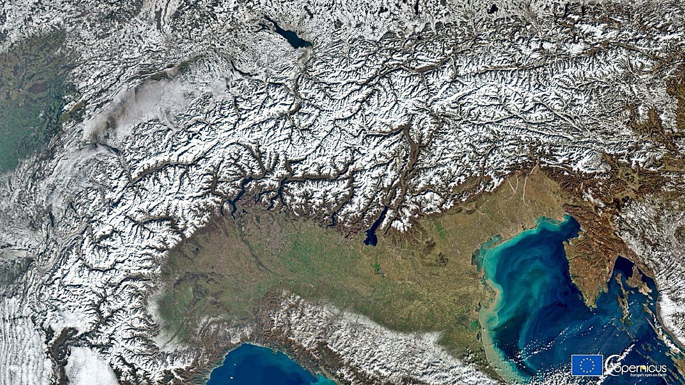 Captura de satélite Sentinel 3 mostrando los Alpes y gran parte de la mitad occidental de Gran Bretaña nevados. | METEOCIEL