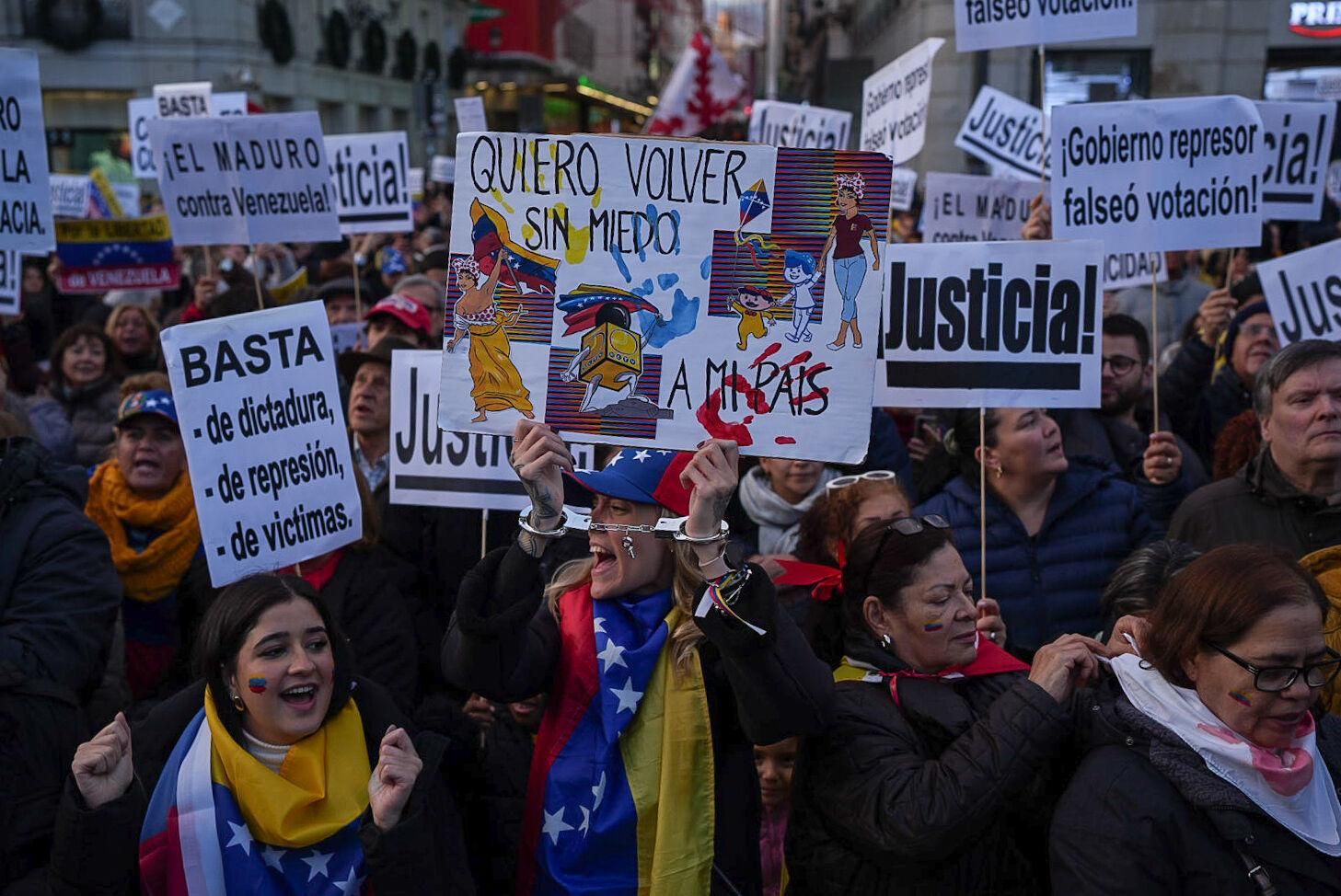 Decenas de personas durante la concentración contra el régimen de Nicolás Maduro antes de la toma de posesión como presidente de Venezuela, en la Puerta del Sol, a 9 de enero de 2025, en Madrid (España). El objetivo de la protesta es arropar al pueblo venezolano un día antes de la previsible toma de posesión de Nicolás Maduro como presidente de Venezuela. 09 ENERO 2025;VENEZUELA;MANIFESTACIÓN;PROTESTA;SOS VENEZUELA;OPOSICIÓN;OPOSITOR; Diego Radamés / Europa Press 09/01/2025. Diego Radamés;