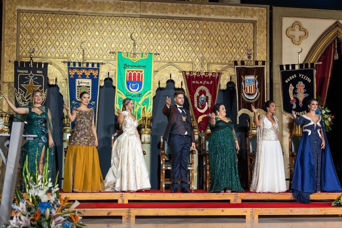 Capitán Moro y bellezas