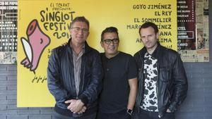 Fermí Fernández (izquierda), Andreu Buenafuente y Marc Martínez (derecha), junto al cartel del Singlot realizado este año por Mikel Urmeneta, que ha conservado el fondo amarillo y el pie rosa, imagen de la muestra. 