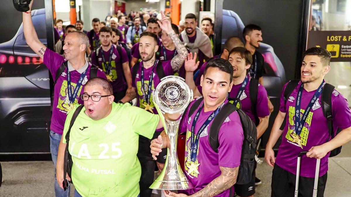 Unos doscientos aficionados y autoridades homenajean al Palma Futsal en el Consolat de Mar