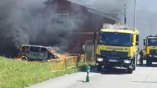 Alarma en Langreo al arder una furgoneta que generó una densa columna de humo: "Pensé que reventaba todo"