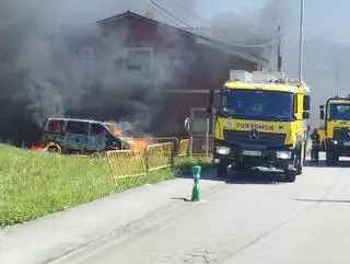VIDEO: Alarma en Langreo al arder una furgoneta que generó una densa columna de humo: "Pensé que reventaba todo"