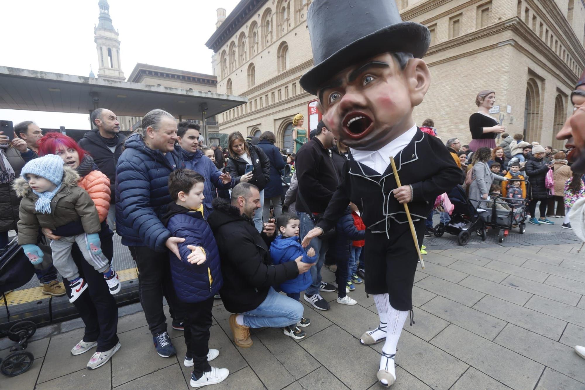 En imágenes | Gigantes y cabezudos acercan la fiesta a los más pequeños