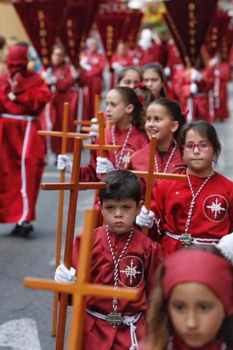 Las procesiones del Viernes Santo emocionan a miles de alicantinos