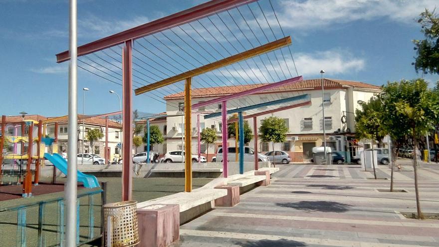 Este es uno de los dos modelos de pérgolas de la plaza de la Biznaga, en la barriada de García Grana, que se han instalado sin ningún sentido porque dejan pasar el sol, al igual que otro modelo de pérgola a pocos metros