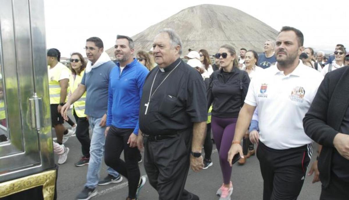 El obispo de la Diócesis de Canarias, entre Jacobo Medina (i) y Yonathan de León, en la Subida de la Virgen de Los Dolores a Mancha Blanca