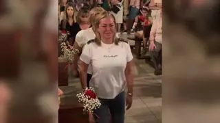 Así ha sido el momento viral de Belén Esteban en las fiestas patronales de su pueblo: de rodillas y entre lágrimas