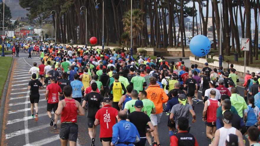 Vig-Bay 2019 | Miles de corredores desbordan Samil en la salida del medio maratón