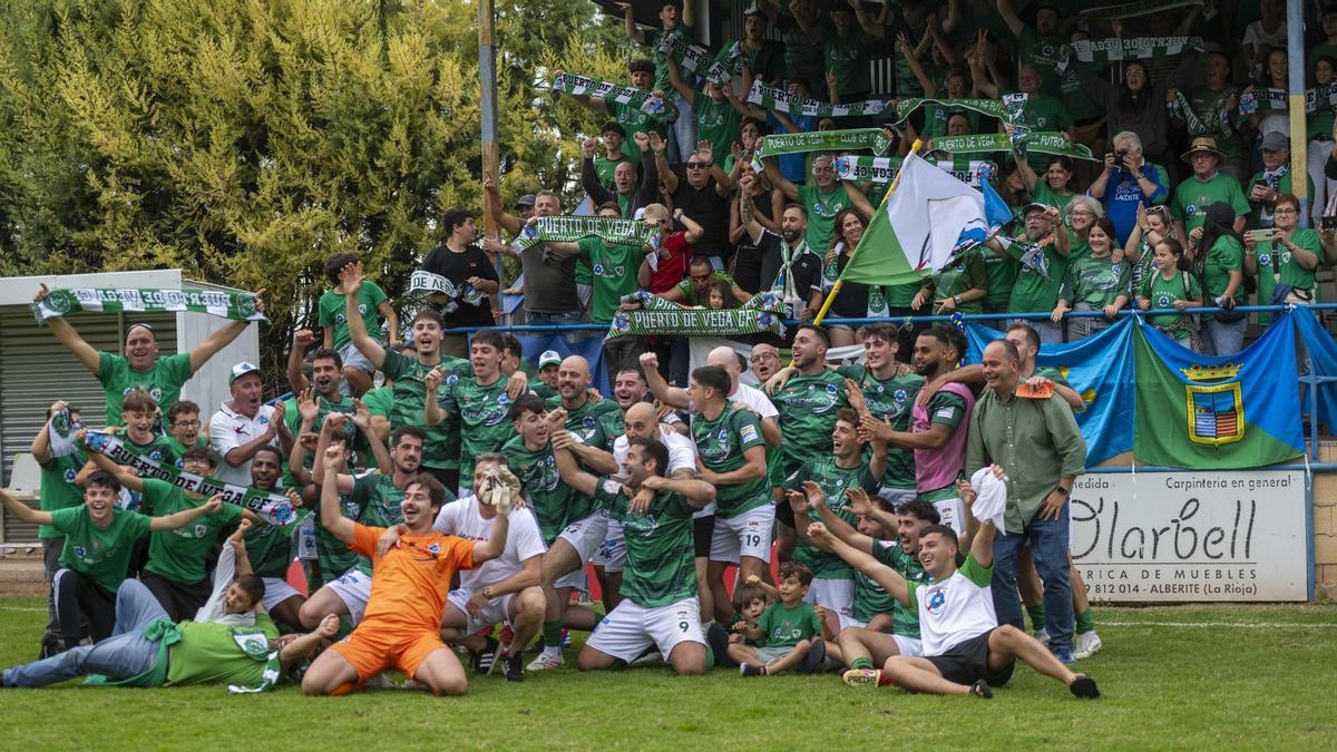 La plantilla del Puerto Vega celebra el pase a la Copa del Rey
