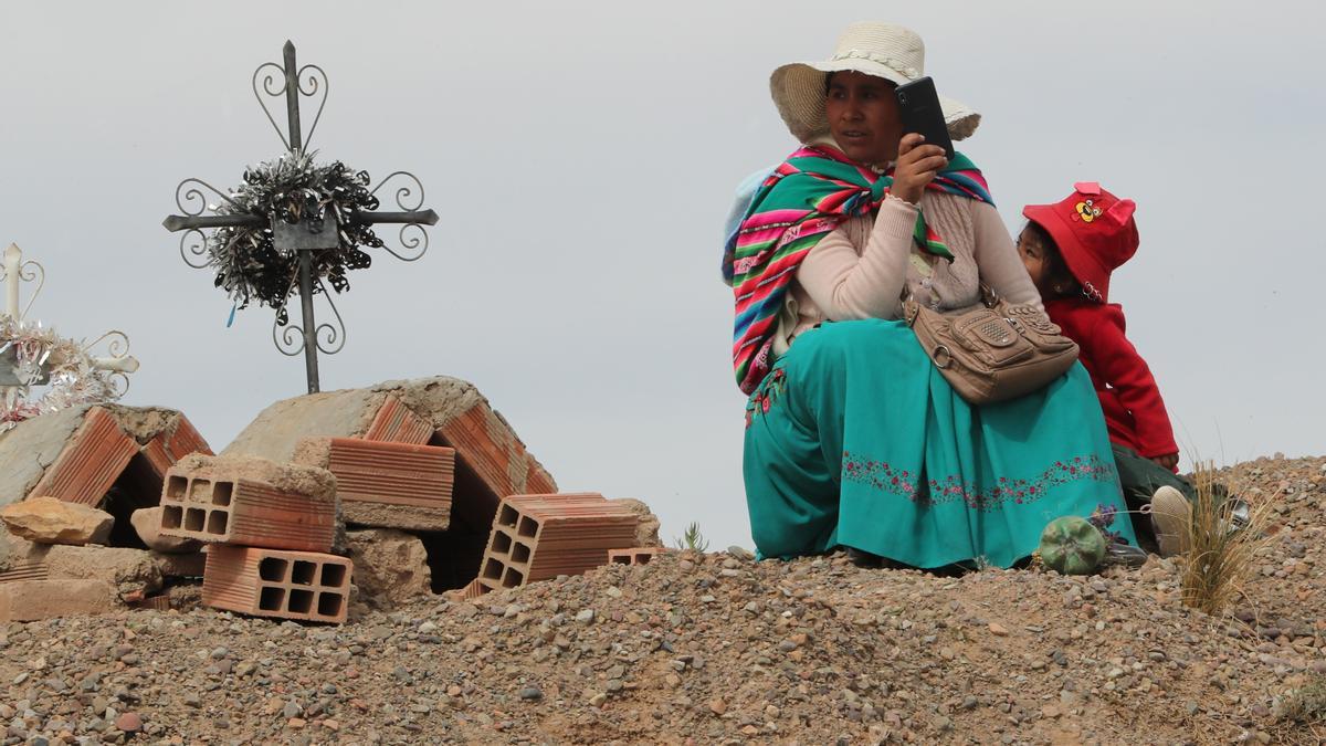 Una mujer aimara boliviana en la localidad de Caracollo. La violencia machista no da tregua en América Latina, una región donde se afrontan al menos dos pandemias, la de la covid-19 y otra que ha quedado más evidente que nunca a raíz de los confinamientos que dejaron patente que las mujeres no están a salvo de las agresiones ni en casa.