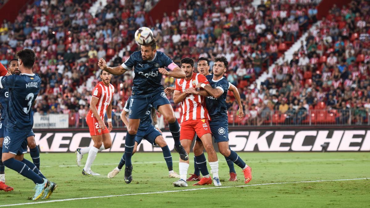 Stuani refusa una pilota en la derrota a Almeria de la primera volta (3-2)