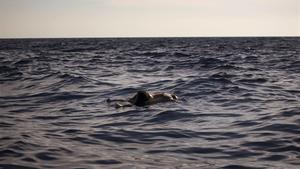 El cadáver de una mujer, flotando en el Mediterráneo a 20 millas al norte de Zuwarah (Libia), el 21 de junio.