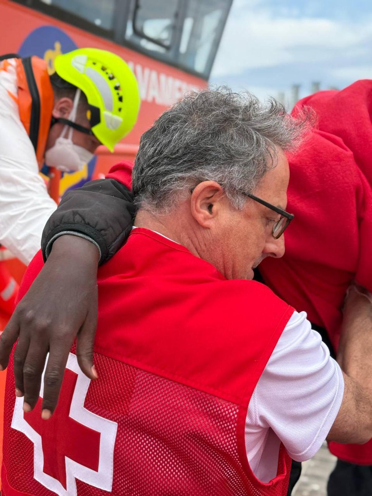 Cruz Roja ayuda a uno de los migrantes tras desembarcar de la Salvamar Fénix en Alicante.