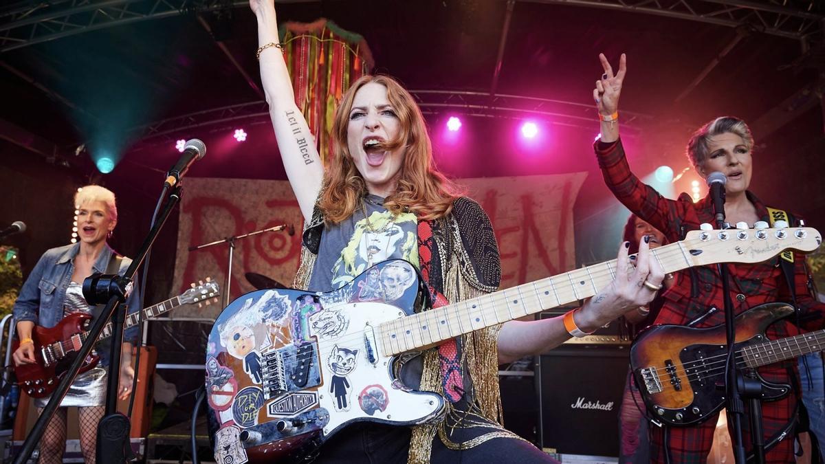 Amelia Bullmore (Yvonne), Rosalie Craig (Kitty) y Tamsin Greig (Holly) en una imagen de 'Riot Women'