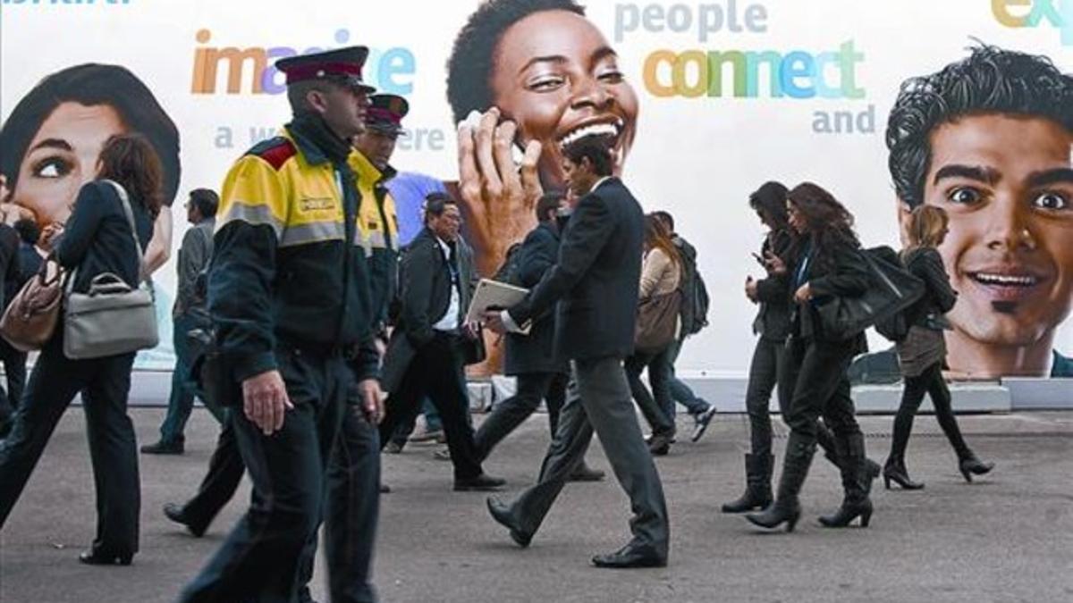 Dos agentes de los Mossos patrullan en el recinto de la Fira, en la edición del congreso de móviles del 2012.