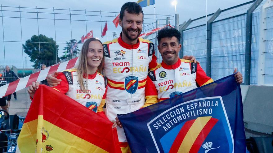 El equipo español de karting celebra la plata con dos valencianos