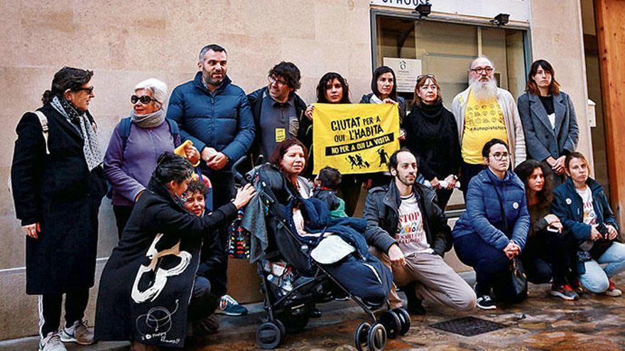 Protest vor dem Büro der Vertretung von Alquileres Sa Gerreria: Die Mieter der Sozialwohnungen wissen nicht, wo sie ab Sommer wohnen sollen.