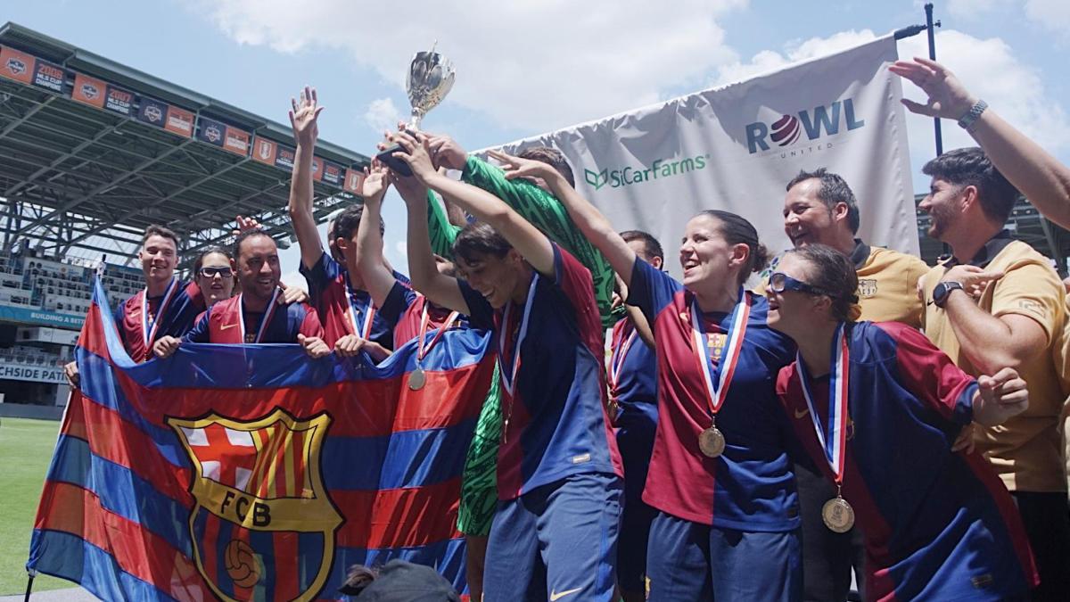 Los jugadores y las jugadoras del Fundació Barça Genuine celebran su triunfo en la primera edición de la Genuine World Cup