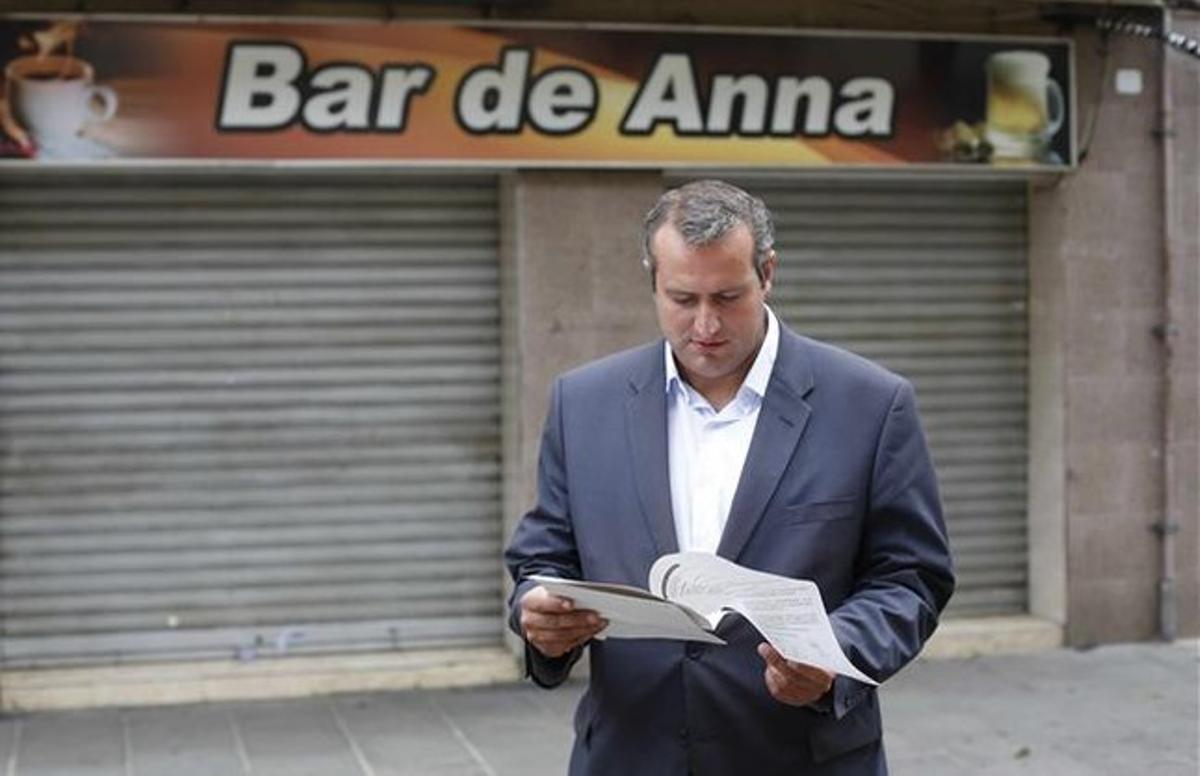 David Gómez, exconcejal del PP en Badalona, delante del bar que le denunció por presunta extorsión. David Gómez, exconcejal del PP en Badalona, delante del bar que le denunció por presunta extorsión.
