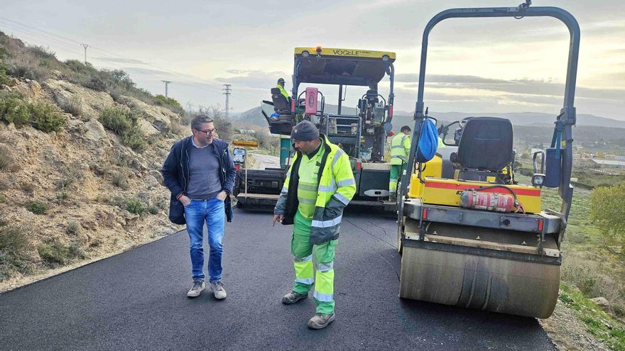 El Ayuntamiento de Caravaca renueva el asfaltado del camino del Barrio Aranjuez