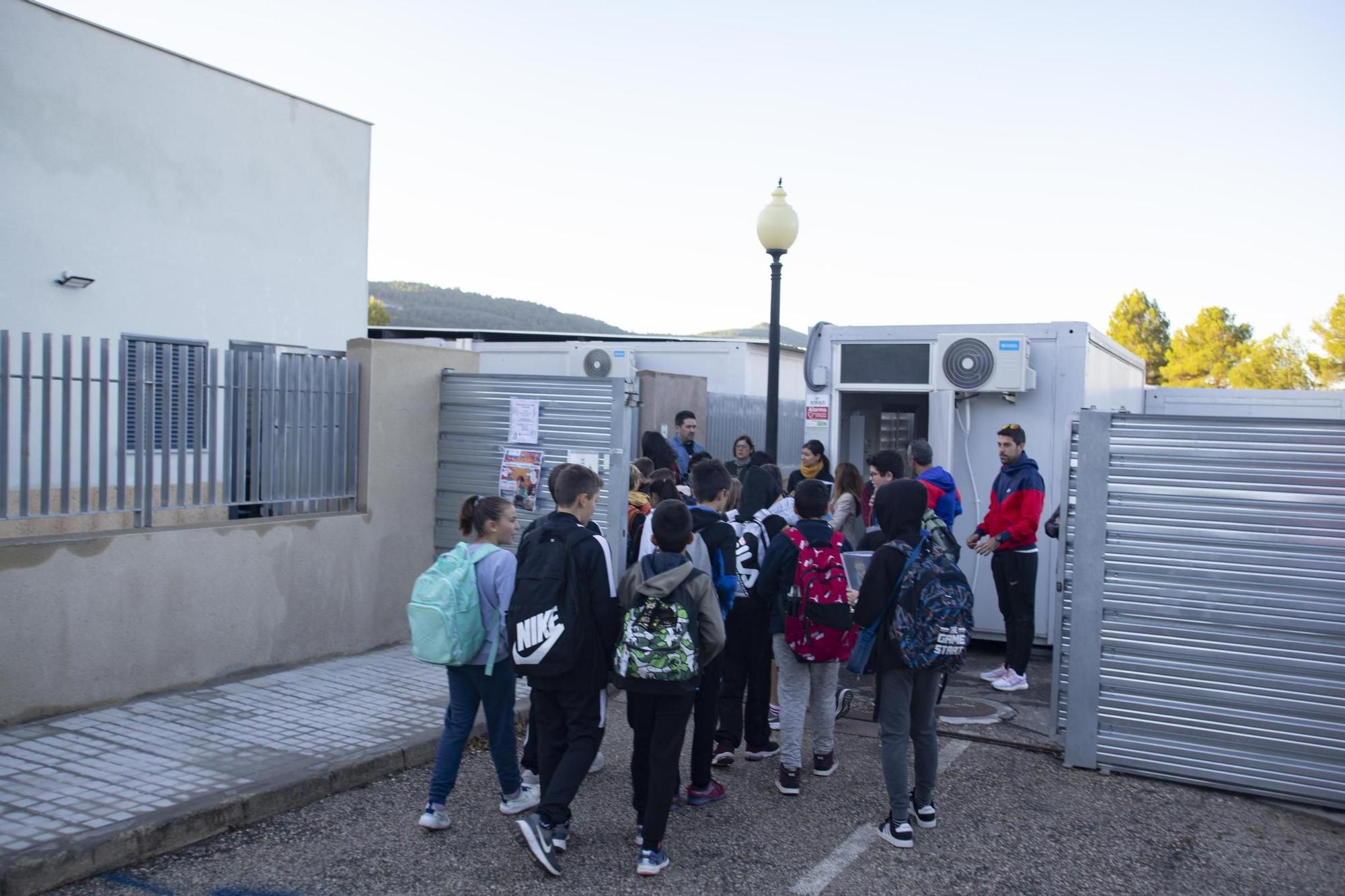 Protesta a las puertas del CEIP Lluís Vives de Bocairent por la paralización de las obras.