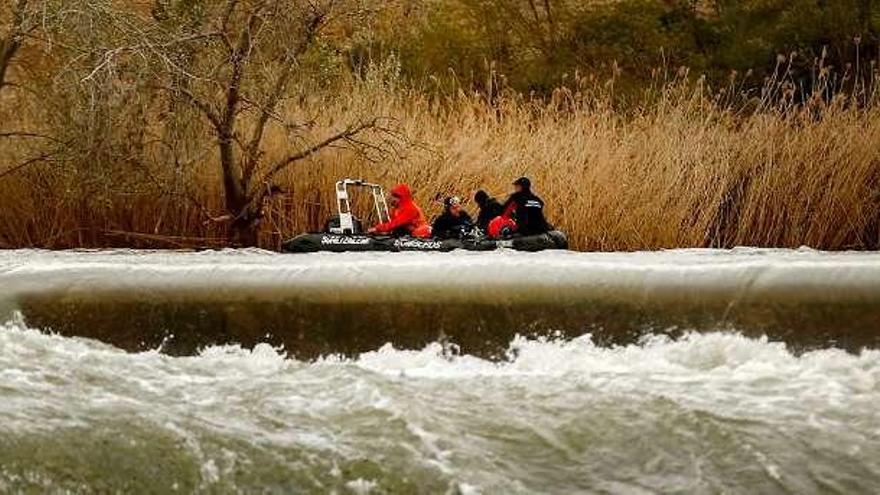 Desaparece un hombre al caer con un coche al río Ebro