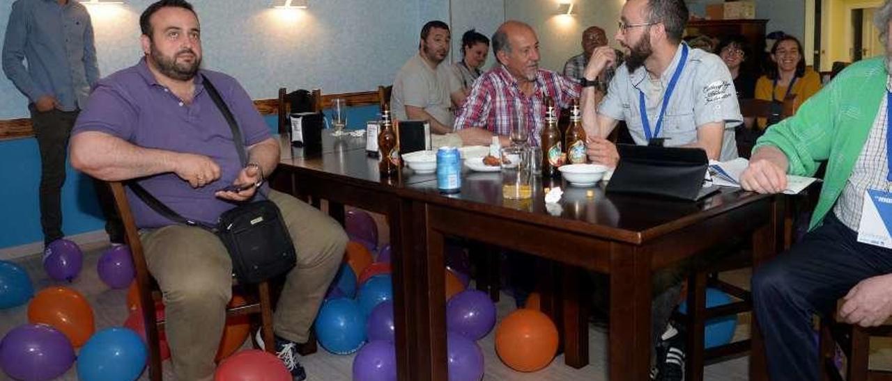 Miembros de Unidos Podemos siguiendo las elecciones generales de 2016 en el bar Avenida. // N. Parga