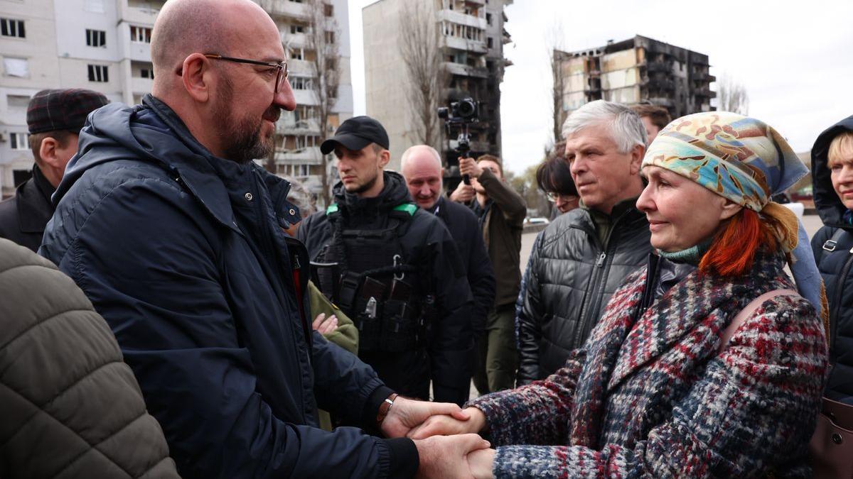 El presidente del Consejo Europeo, Charles Michel, saluda a una habitante de Borodyanka durante su visita, este miércoles.