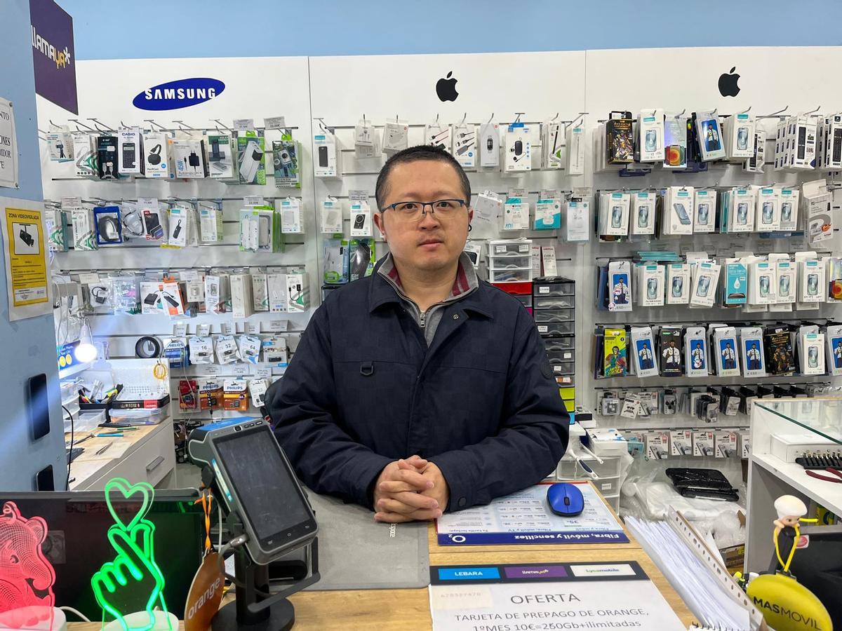 Yan Qiu, el hombre que repara los móviles en Cáceres.