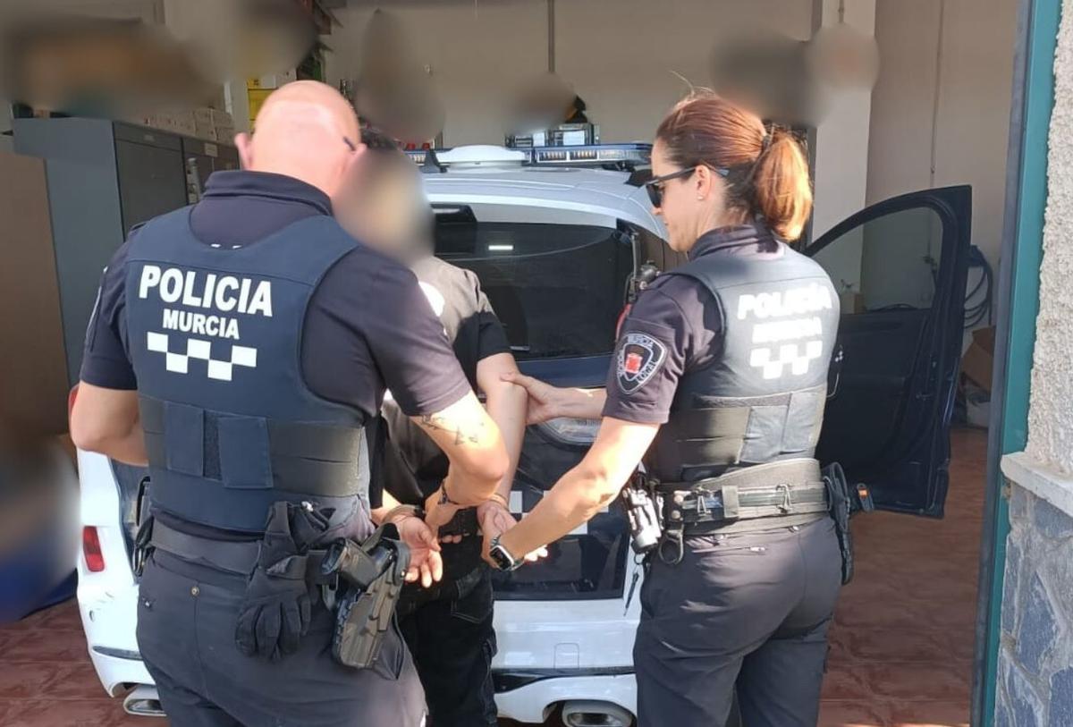 La Policía Local de Murcia arresta al adolescente por tentativa de homicidio.