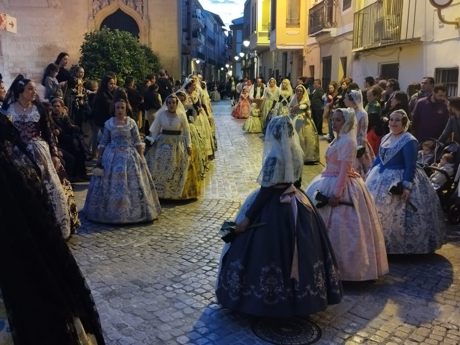 Más de 2.000 falleros y falleras participan en la Ofrenda de Xàtiva a la Mare de Déu de la Seu