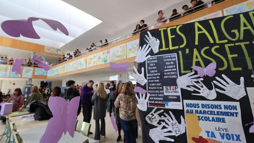 Las imágenes del acto reivindicativo por el 25N en el IES Algarb de Ibiza
