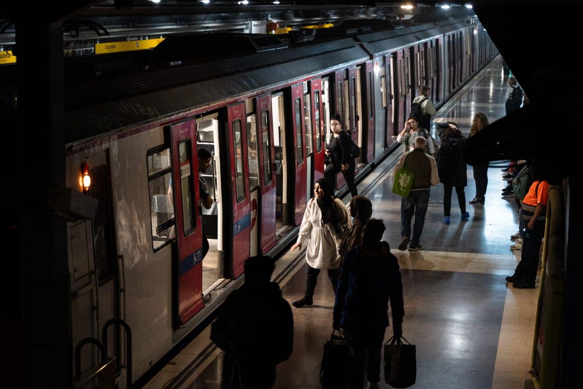 Usuarios del metro se ven afectados por el apagón