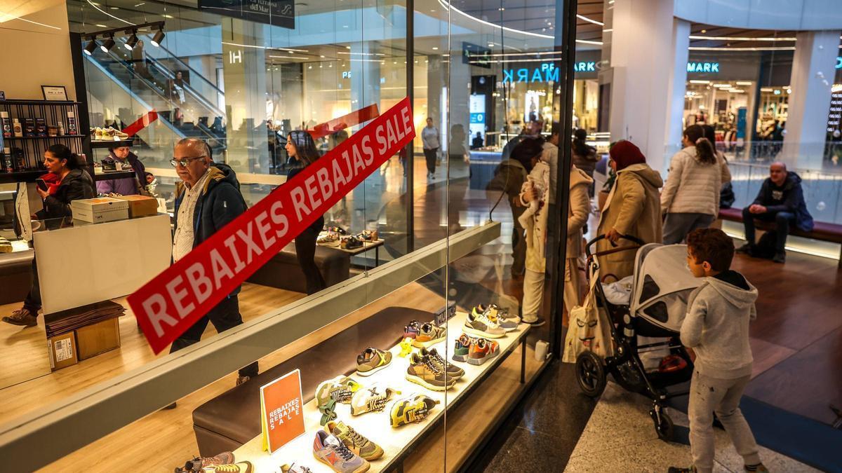 Varios transeúntes en el centro comercial Diagonal Mar de Barcelona a principios de este año.