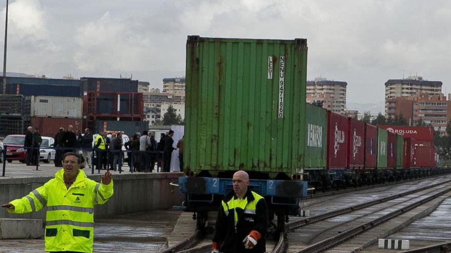 La terminal ferroviaria del Puerto sigue sin conexión con el corredor