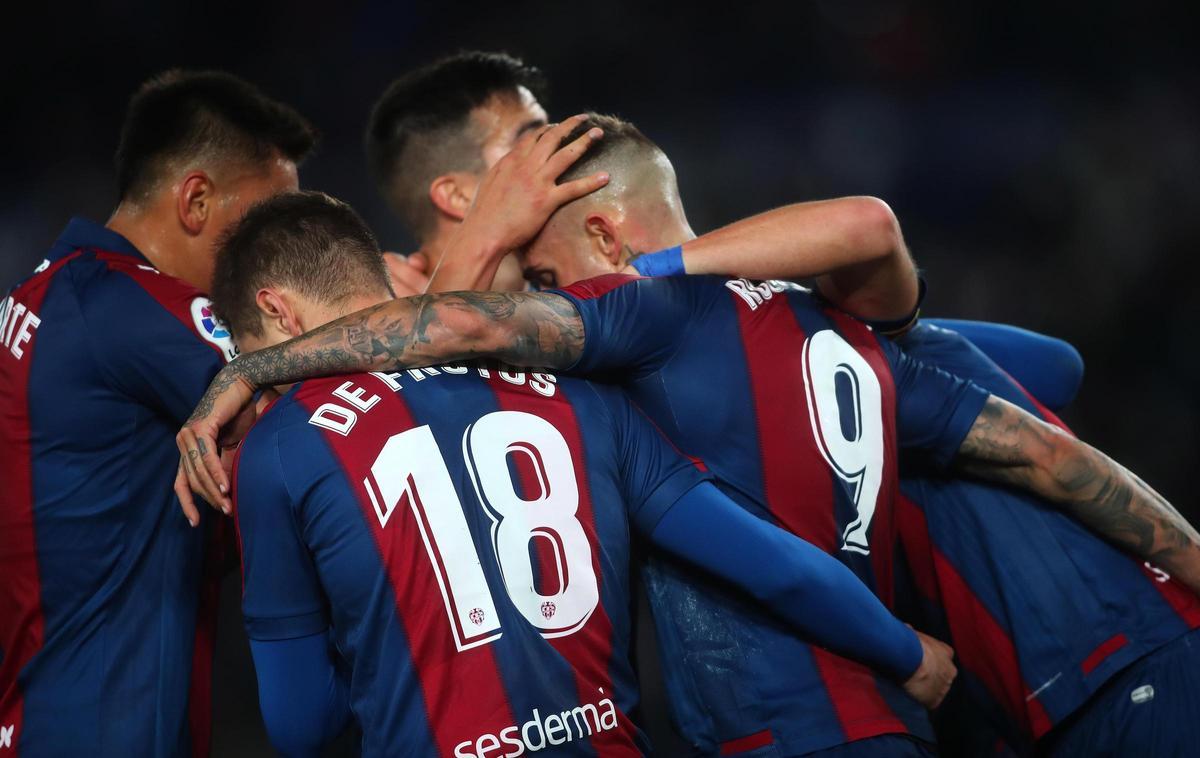 El Levante  21/22 celebra el segundo gol del Levante contra el Elche, en un partido donde los granotas vencieron 3-0.