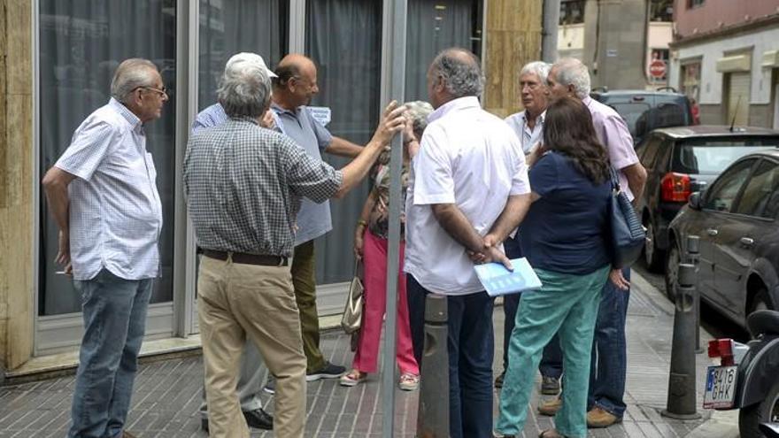 Vecinos, comerciantes y asociaciones debaten la Metroguagua