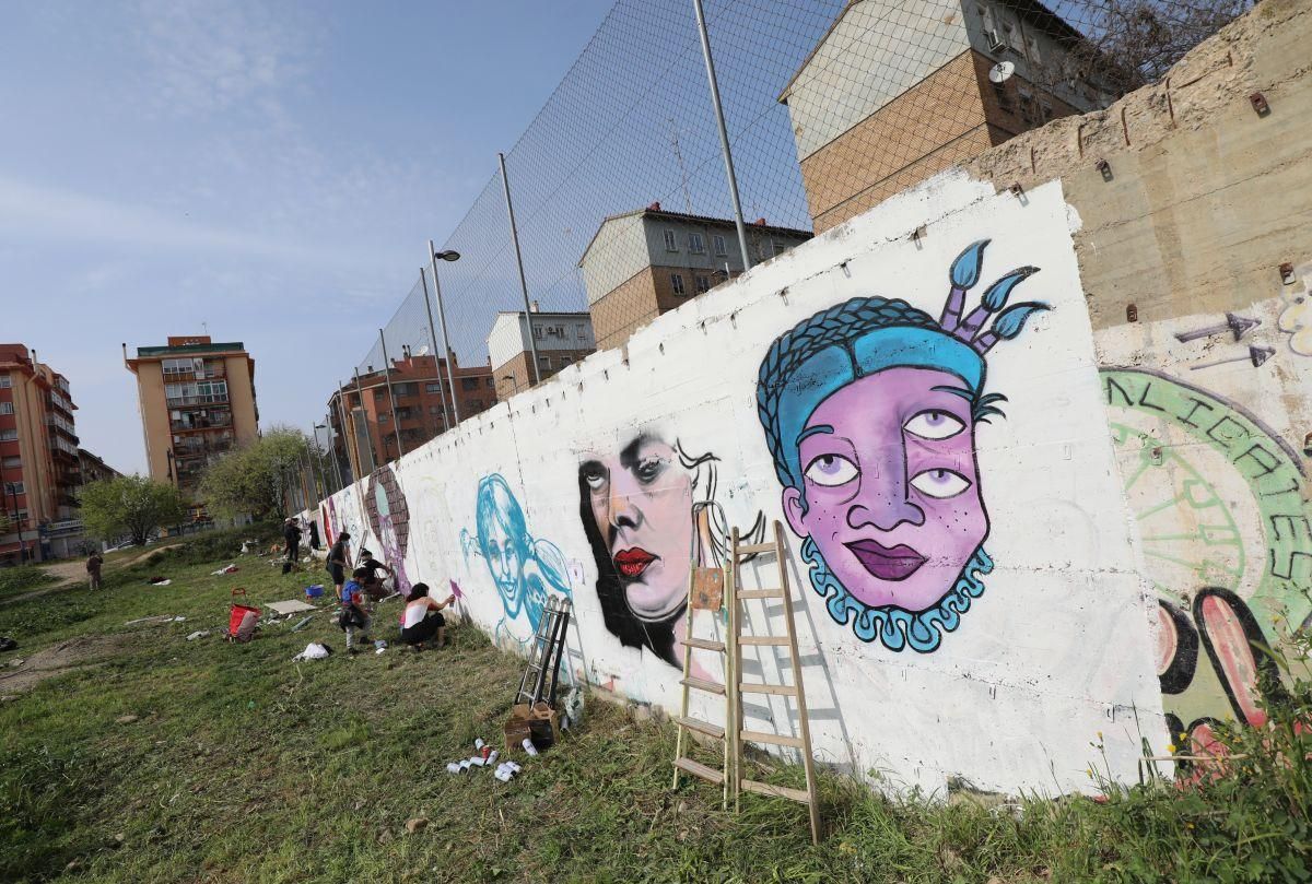 Comienzan a pintar el mural feminista en Torrero