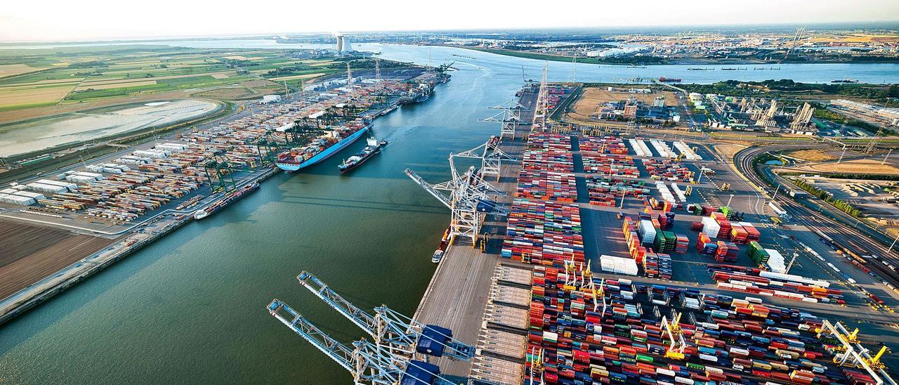 Imagen aérea de dos de las terminales de contenedores del Puerto de Amberes, tercero con más tráfico de Europa. | LEVANTE-EMV