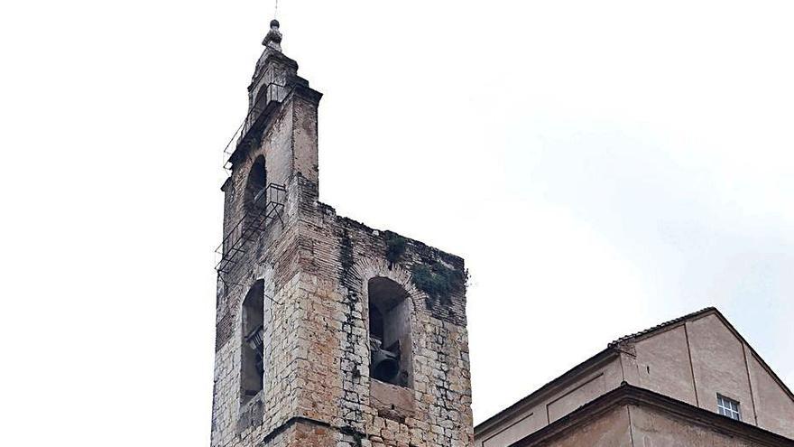 La torre campanario vista desde la plaza del Sufragio. | V. M. PASTOR