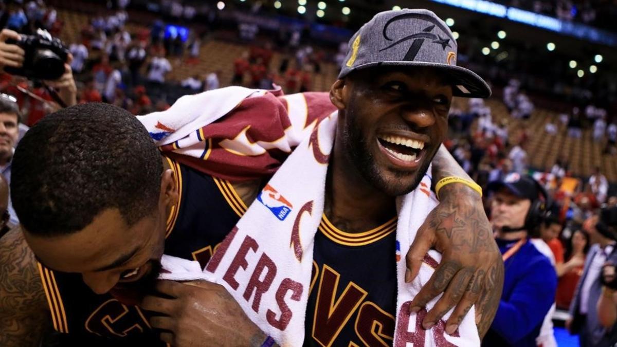 Lebron James celebra con J.R. Smith el triunfo de la Cavaliers y su pase a la final de la NBA