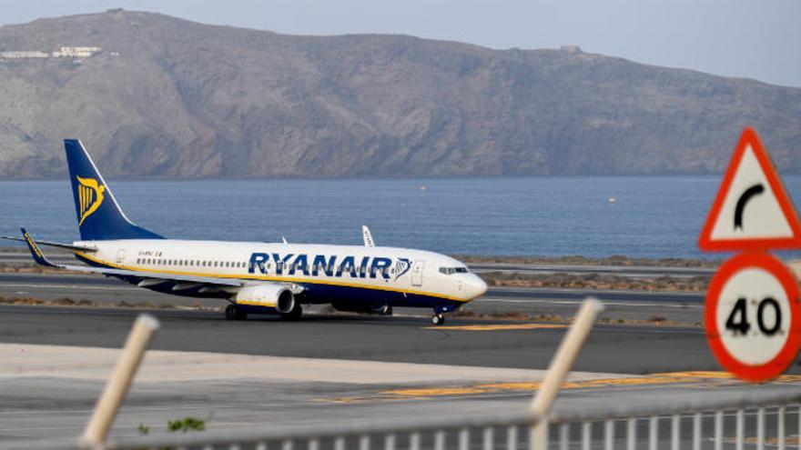 Un avión de Ryanair en Gando.