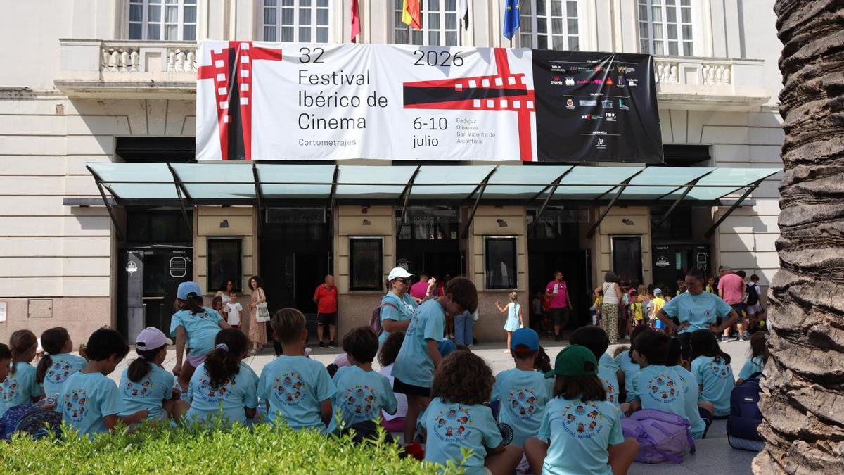 Niños frente al teatro López de Ayala tras visualizar los cortometrajes del Festival dos Miúdos