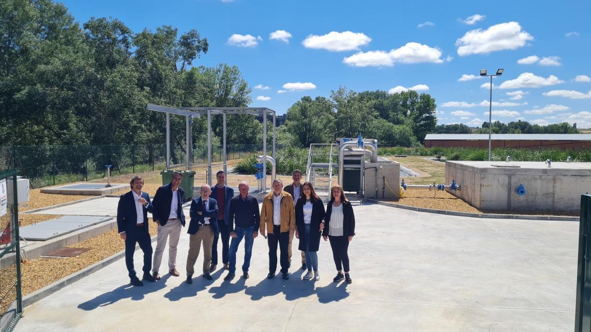 Autoridades en la visita a la depuradora de Villabuena del Puente