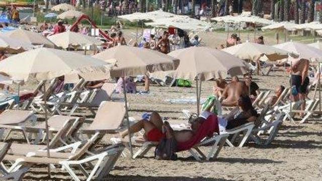 Playa de Ibiza con hamacas y sombrillas de una de las concesiones.